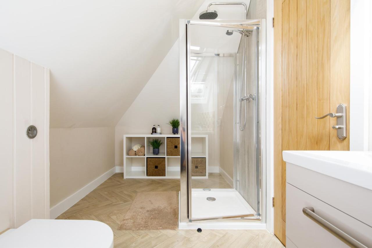 'Orchard Croft Lodge - Chichester', Book-Direct, New Home 1,367 Sq' Ft' , Can Sleep 8 On Request , Split & Link 'Super King' Size Beds, Free Wi-Fi, Sky Tv & Sky Sports, 9 - Minutes From West Wittering Beach, Very Quiet Location, Dog Friendly Ngoại thất bức ảnh