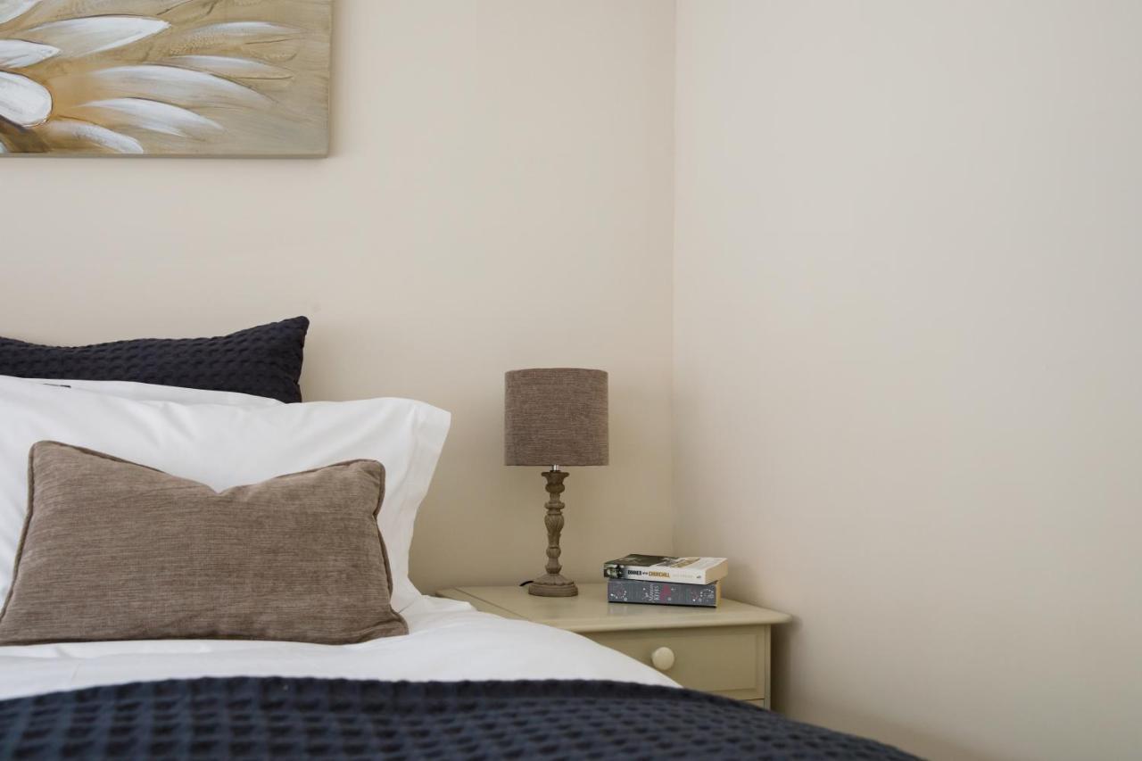 'Orchard Croft Lodge - Chichester', Book-Direct, New Home 1,367 Sq' Ft' , Can Sleep 8 On Request , Split & Link 'Super King' Size Beds, Free Wi-Fi, Sky Tv & Sky Sports, 9 - Minutes From West Wittering Beach, Very Quiet Location, Dog Friendly Ngoại thất bức ảnh