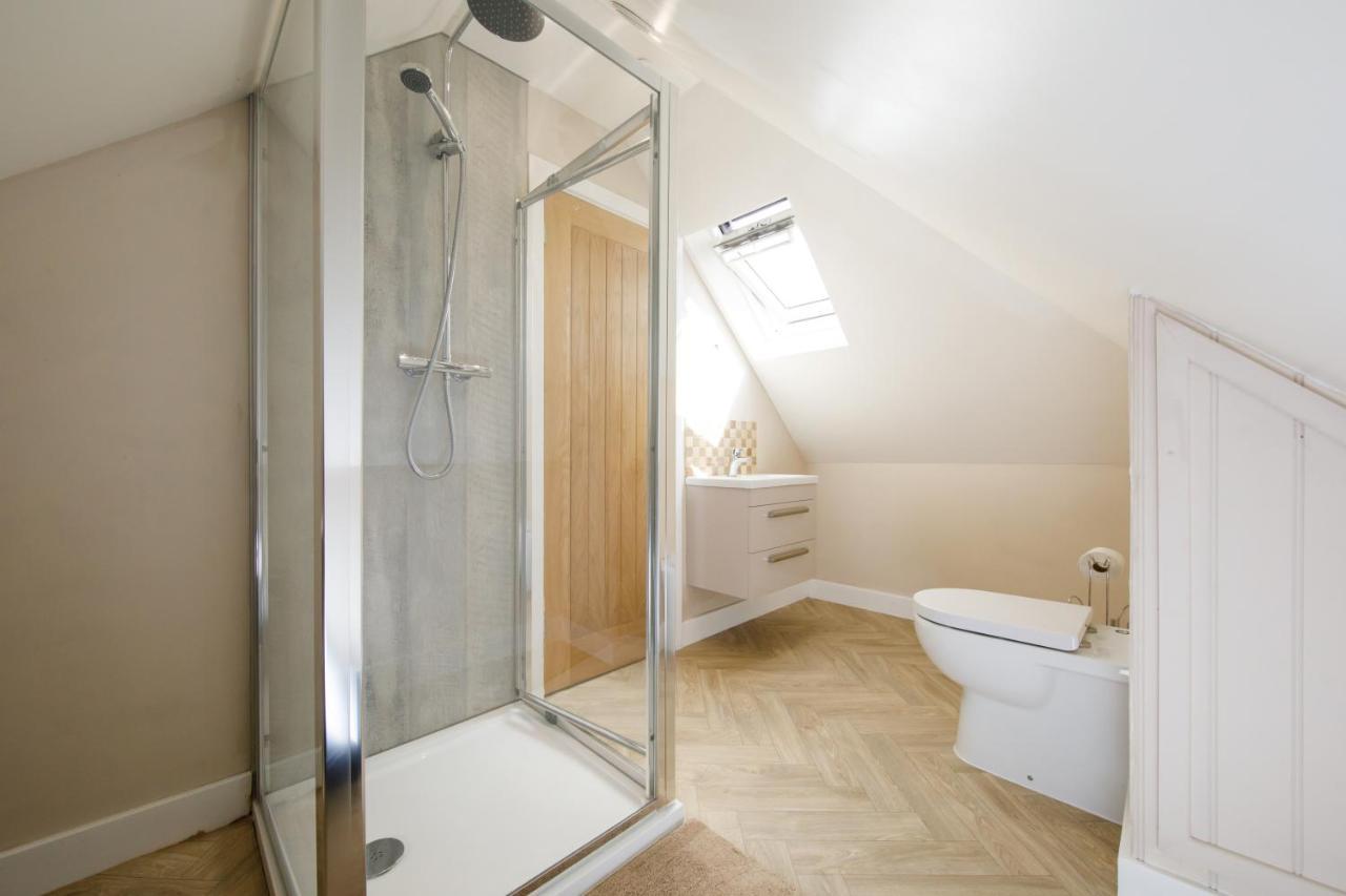 'Orchard Croft Lodge - Chichester', Book-Direct, New Home 1,367 Sq' Ft' , Can Sleep 8 On Request , Split & Link 'Super King' Size Beds, Free Wi-Fi, Sky Tv & Sky Sports, 9 - Minutes From West Wittering Beach, Very Quiet Location, Dog Friendly Ngoại thất bức ảnh