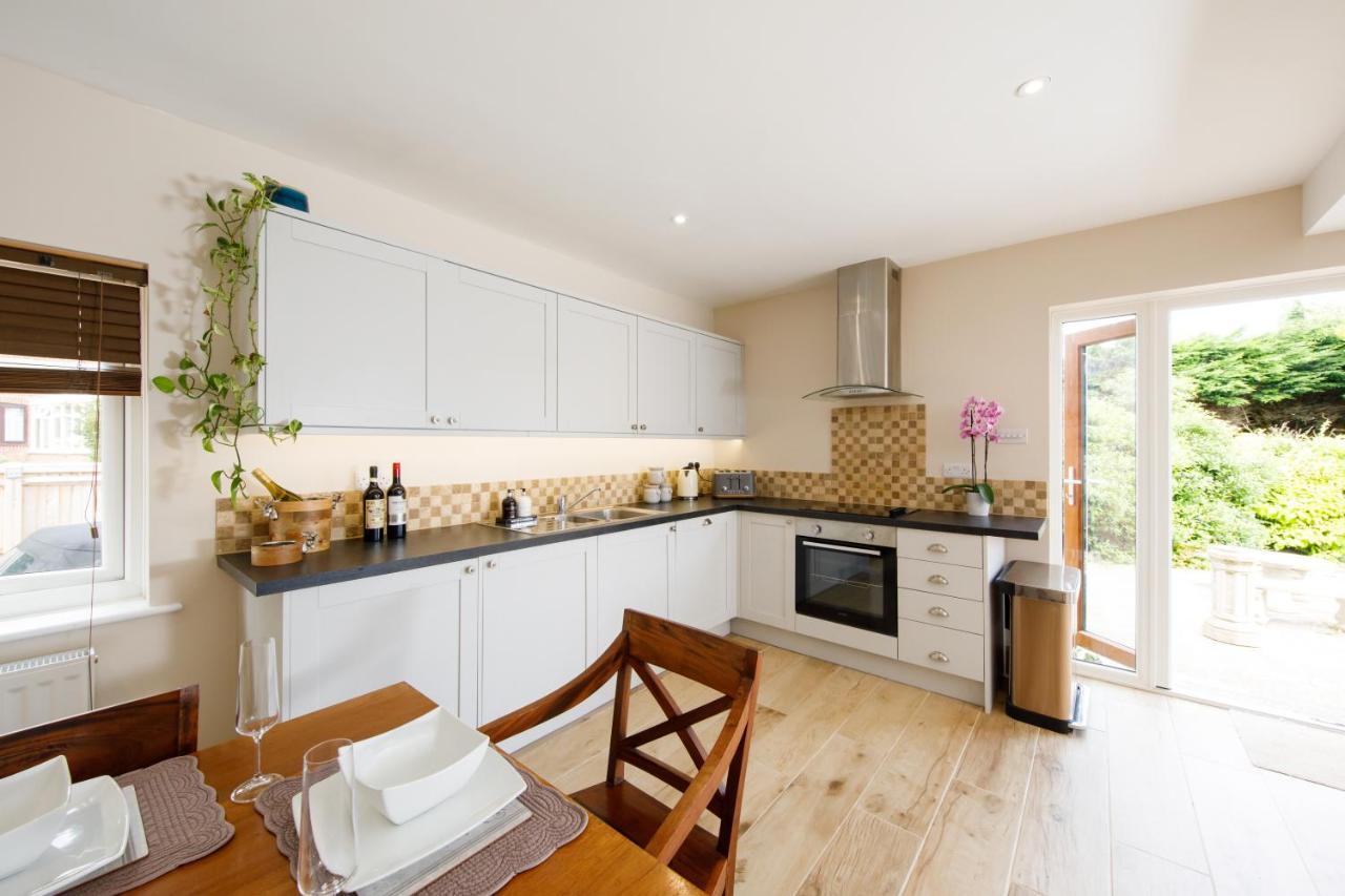 'Orchard Croft Lodge - Chichester', Book-Direct, New Home 1,367 Sq' Ft' , Can Sleep 8 On Request , Split & Link 'Super King' Size Beds, Free Wi-Fi, Sky Tv & Sky Sports, 9 - Minutes From West Wittering Beach, Very Quiet Location, Dog Friendly Ngoại thất bức ảnh