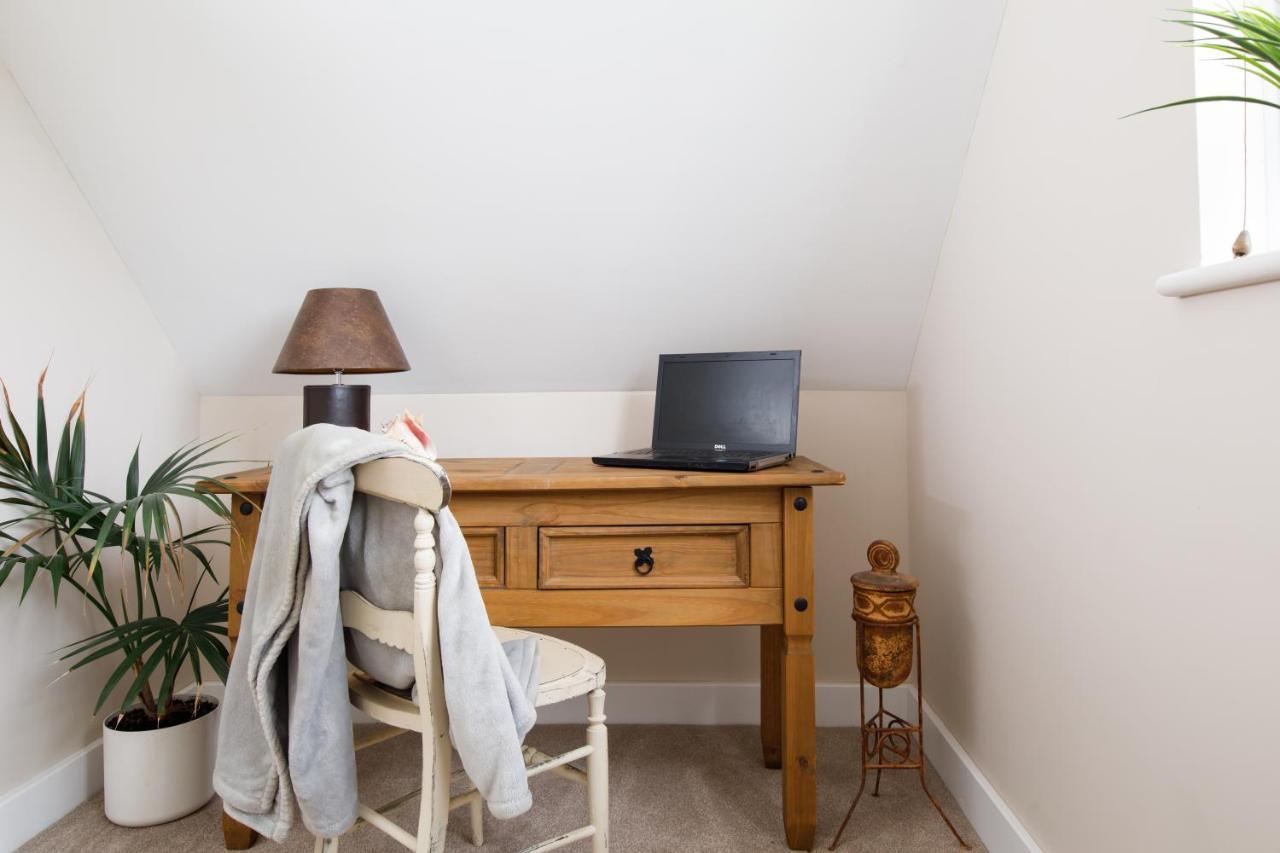'Orchard Croft Lodge - Chichester', Book-Direct, New Home 1,367 Sq' Ft' , Can Sleep 8 On Request , Split & Link 'Super King' Size Beds, Free Wi-Fi, Sky Tv & Sky Sports, 9 - Minutes From West Wittering Beach, Very Quiet Location, Dog Friendly Ngoại thất bức ảnh