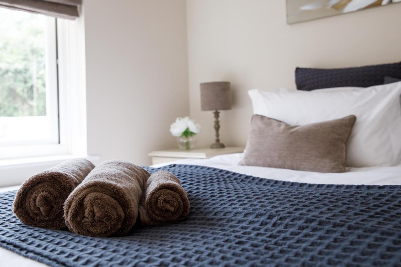 'Orchard Croft Lodge - Chichester', Book-Direct, New Home 1,367 Sq' Ft' , Can Sleep 8 On Request , Split & Link 'Super King' Size Beds, Free Wi-Fi, Sky Tv & Sky Sports, 9 - Minutes From West Wittering Beach, Very Quiet Location, Dog Friendly Ngoại thất bức ảnh