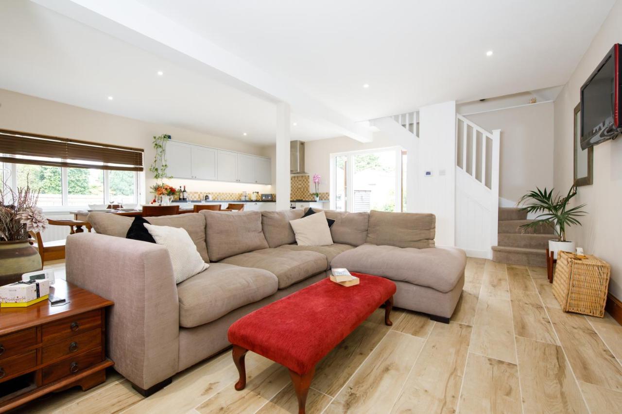 'Orchard Croft Lodge - Chichester', Book-Direct, New Home 1,367 Sq' Ft' , Can Sleep 8 On Request , Split & Link 'Super King' Size Beds, Free Wi-Fi, Sky Tv & Sky Sports, 9 - Minutes From West Wittering Beach, Very Quiet Location, Dog Friendly Ngoại thất bức ảnh