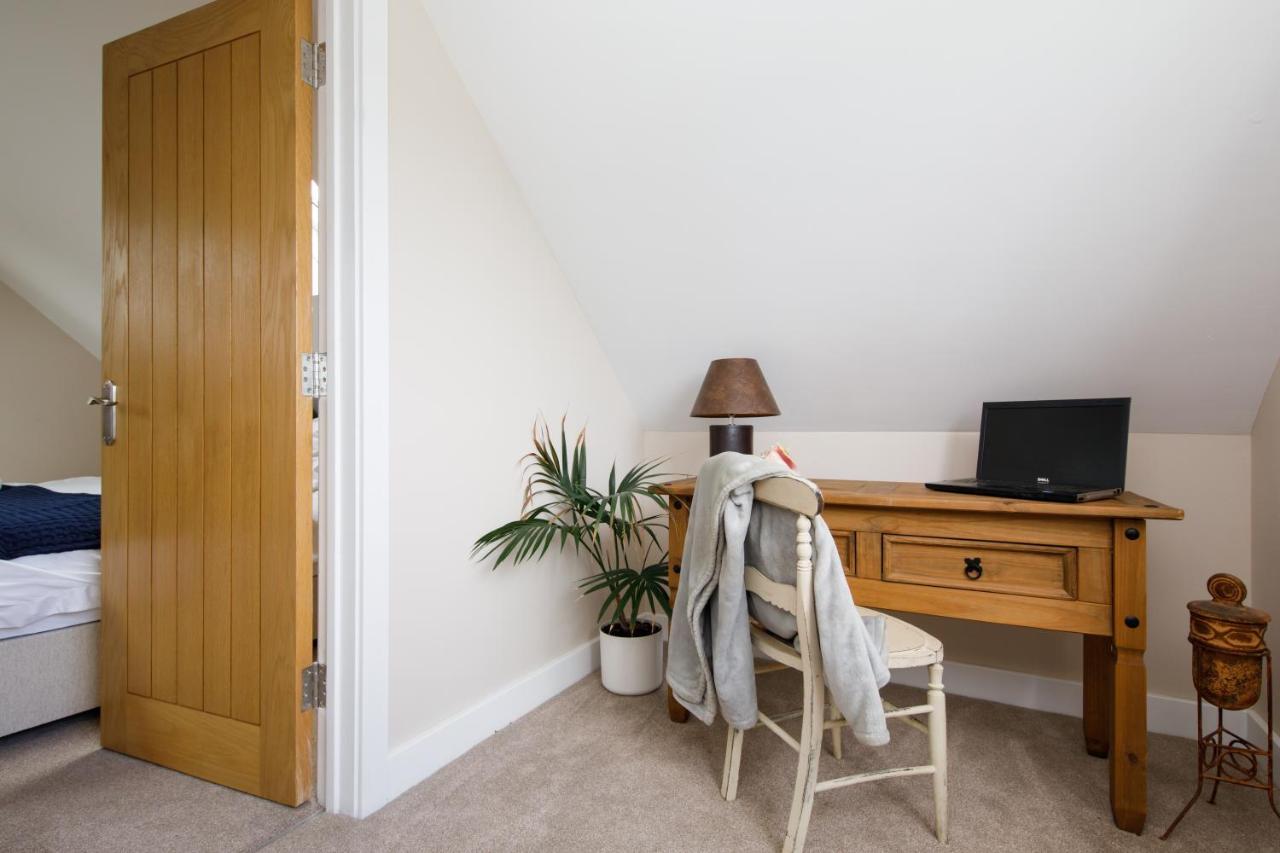 'Orchard Croft Lodge - Chichester', Book-Direct, New Home 1,367 Sq' Ft' , Can Sleep 8 On Request , Split & Link 'Super King' Size Beds, Free Wi-Fi, Sky Tv & Sky Sports, 9 - Minutes From West Wittering Beach, Very Quiet Location, Dog Friendly Ngoại thất bức ảnh