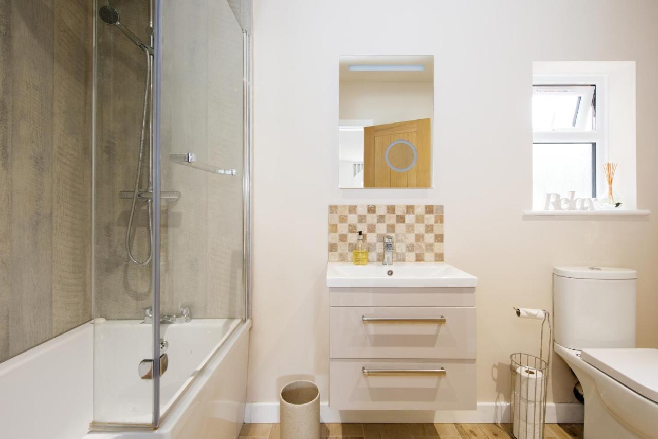 'Orchard Croft Lodge - Chichester', Book-Direct, New Home 1,367 Sq' Ft' , Can Sleep 8 On Request , Split & Link 'Super King' Size Beds, Free Wi-Fi, Sky Tv & Sky Sports, 9 - Minutes From West Wittering Beach, Very Quiet Location, Dog Friendly Ngoại thất bức ảnh