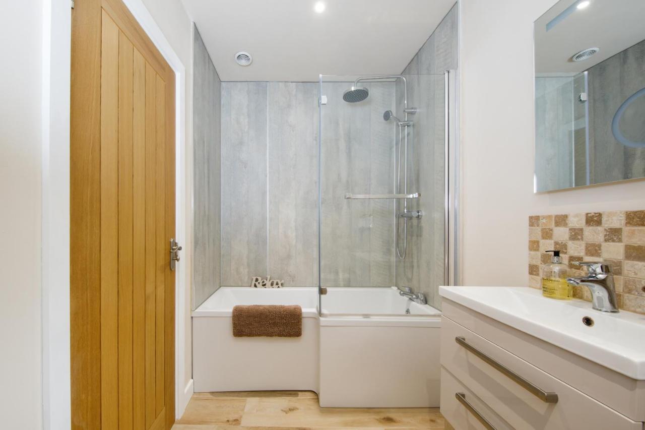 'Orchard Croft Lodge - Chichester', Book-Direct, New Home 1,367 Sq' Ft' , Can Sleep 8 On Request , Split & Link 'Super King' Size Beds, Free Wi-Fi, Sky Tv & Sky Sports, 9 - Minutes From West Wittering Beach, Very Quiet Location, Dog Friendly Ngoại thất bức ảnh