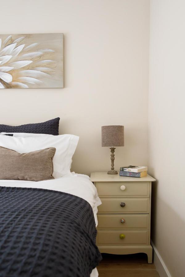 'Orchard Croft Lodge - Chichester', Book-Direct, New Home 1,367 Sq' Ft' , Can Sleep 8 On Request , Split & Link 'Super King' Size Beds, Free Wi-Fi, Sky Tv & Sky Sports, 9 - Minutes From West Wittering Beach, Very Quiet Location, Dog Friendly Ngoại thất bức ảnh