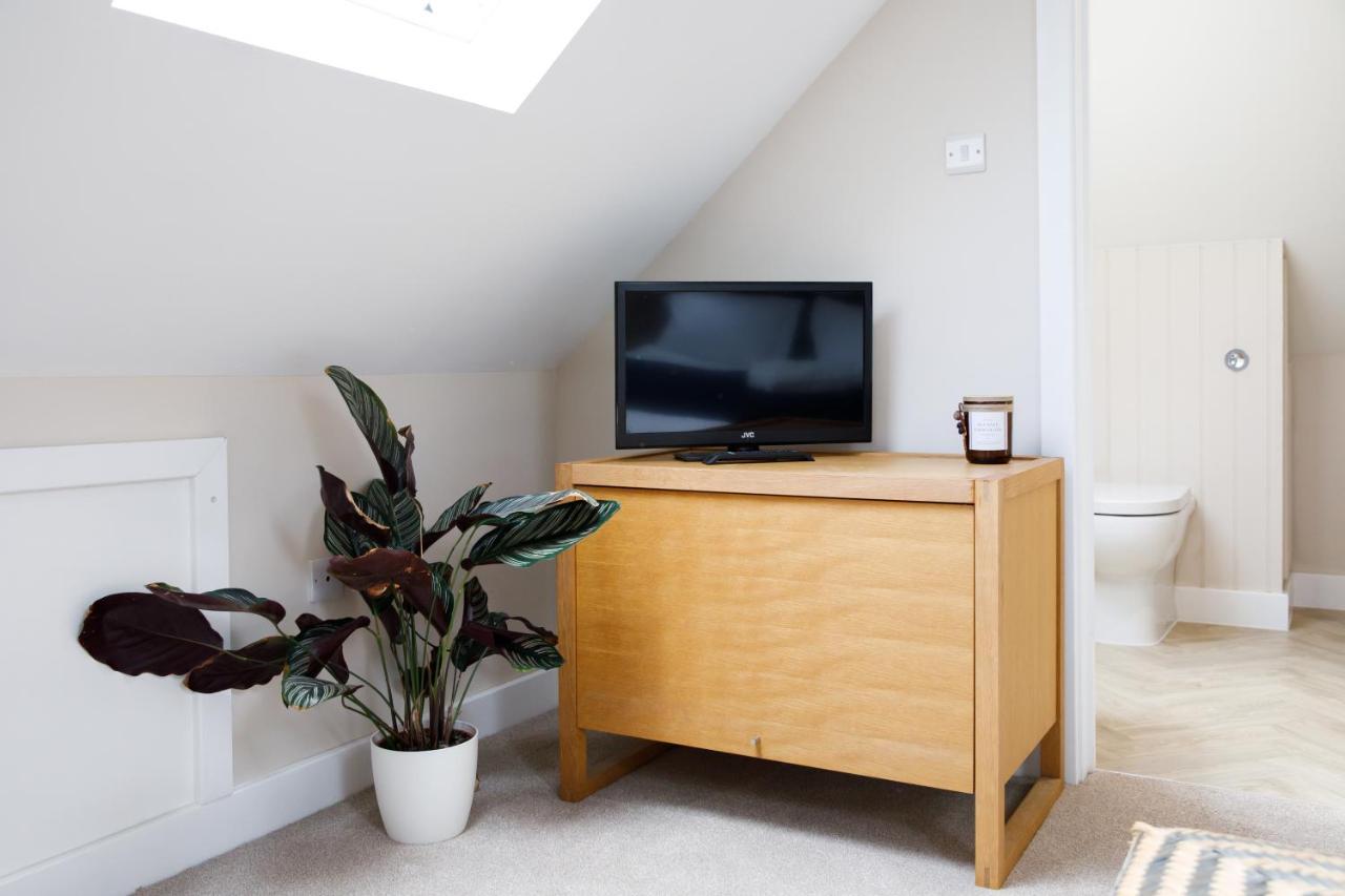 'Orchard Croft Lodge - Chichester', Book-Direct, New Home 1,367 Sq' Ft' , Can Sleep 8 On Request , Split & Link 'Super King' Size Beds, Free Wi-Fi, Sky Tv & Sky Sports, 9 - Minutes From West Wittering Beach, Very Quiet Location, Dog Friendly Ngoại thất bức ảnh