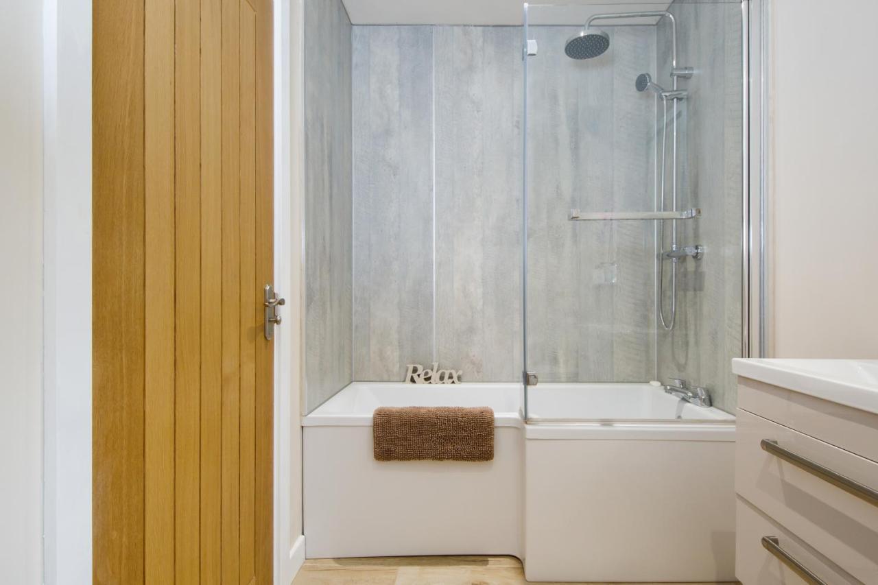 'Orchard Croft Lodge - Chichester', Book-Direct, New Home 1,367 Sq' Ft' , Can Sleep 8 On Request , Split & Link 'Super King' Size Beds, Free Wi-Fi, Sky Tv & Sky Sports, 9 - Minutes From West Wittering Beach, Very Quiet Location, Dog Friendly Ngoại thất bức ảnh